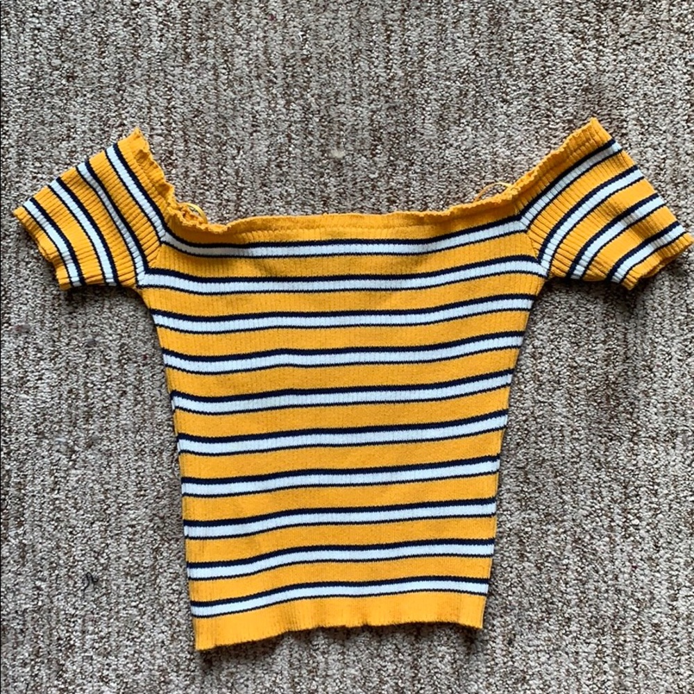 Striped off the shoulder tee 🌻
